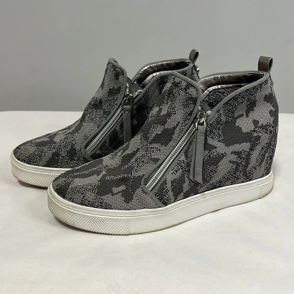 Steve Madden || Girls Wedge Grey and Silver Camouflage Ankle Booties size 4 - Picture 4 of 8